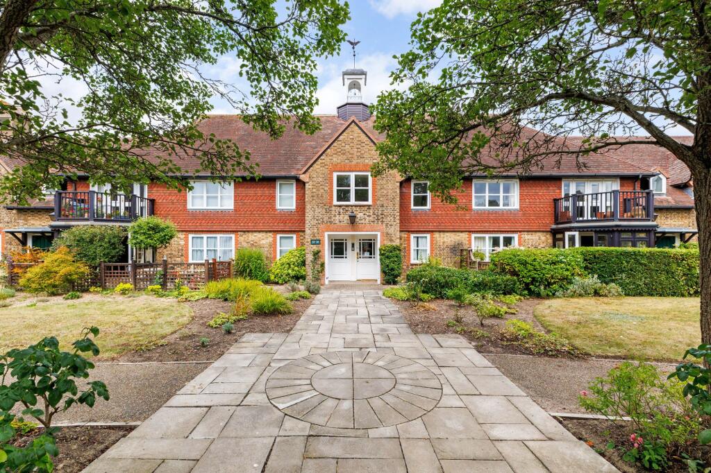 3-bed flat on Bluecoat Pond, Christs Hospital, RH13, £400,000
