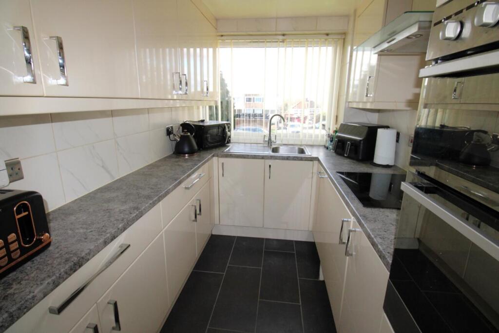 Carlton Close, Upminster, Essex photo 4