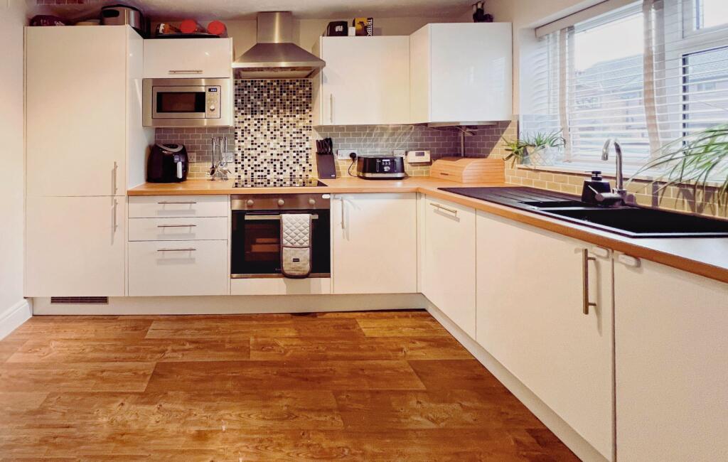 Celandine Court, Yateley photo 3