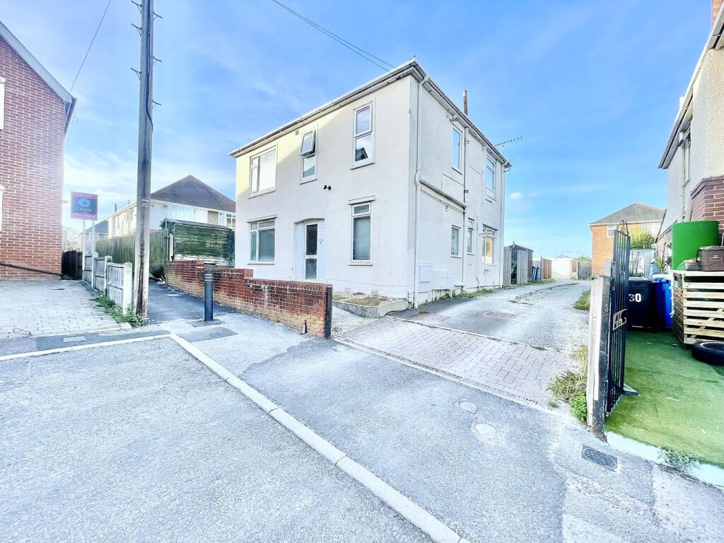 2-bed flat on Phyldon Road, Parkstone, Poole, BH12, £230,000