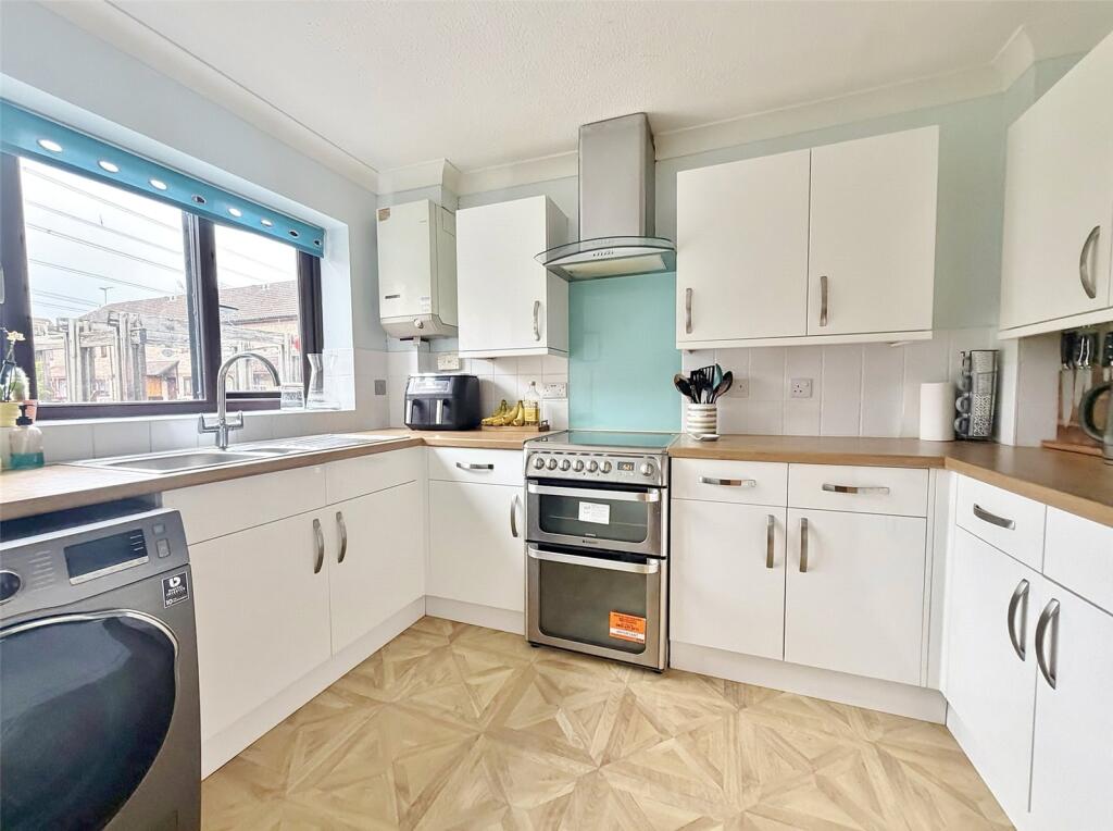 Rosebery Close, Verwood, BH31 photo 3