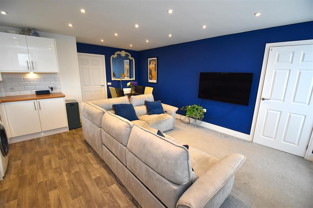 Apartment in Rochford, Hawkwell - View 3