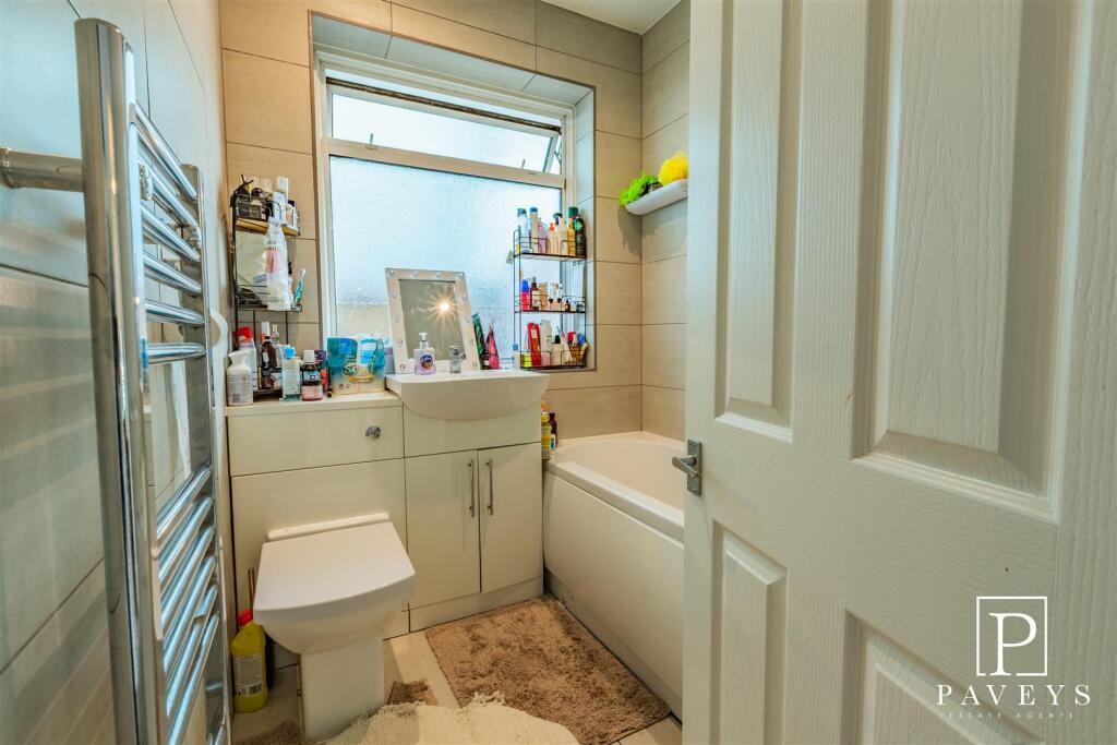 Kents Avenue, Holland-On-Sea - More