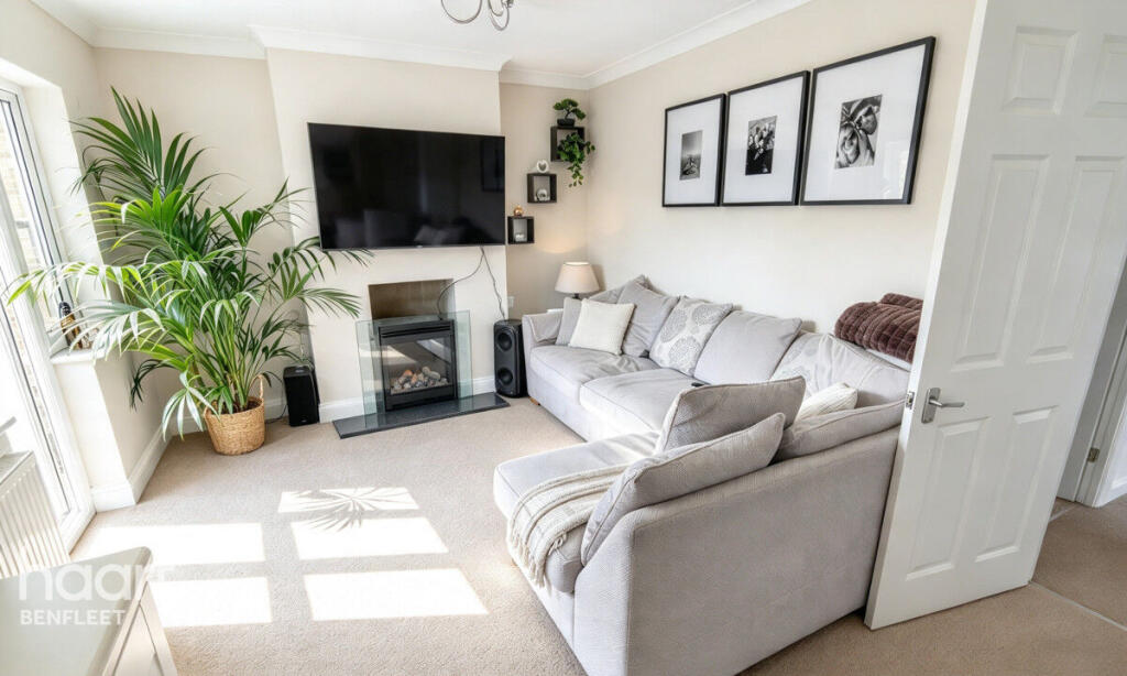 3-bed semi-detached on Hart Road, Benfleet, £425,000