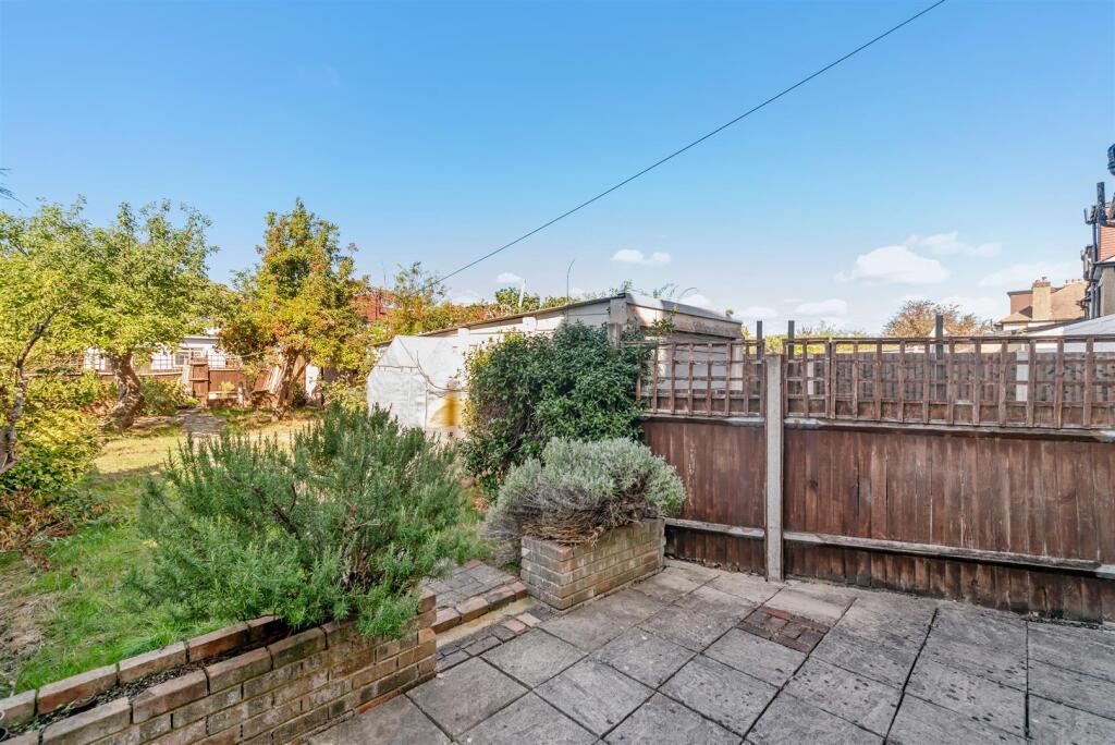 House in Sutton - View 4