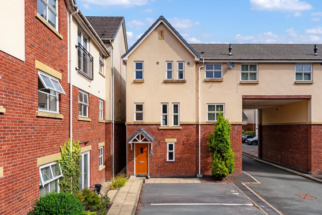 Main image of property: 39 Clarendon Gardens, Bromley Cross, Bolton, BL7 9GX