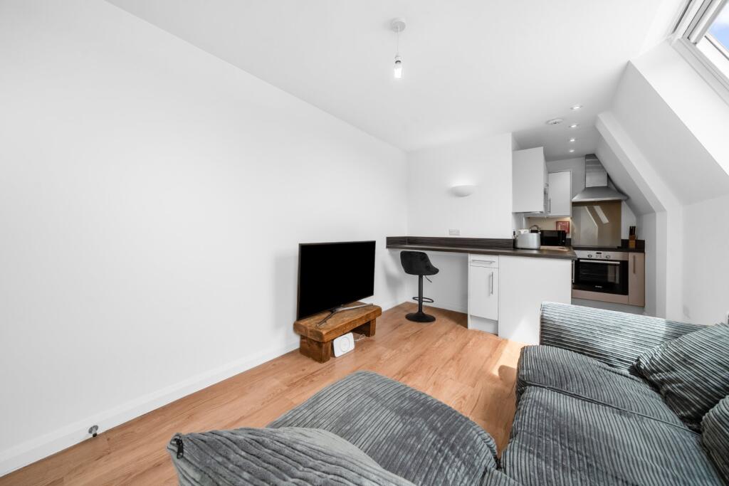 Apartment in Runnymede, Addlestone - View 2