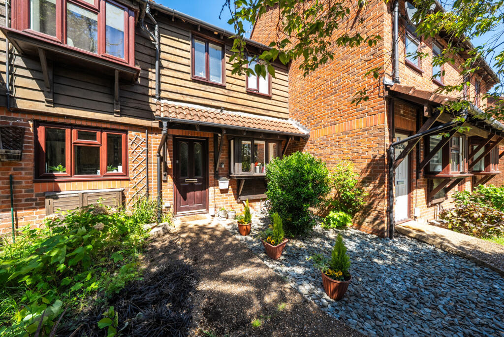 Main image of property: Huntingdon Road, Woking, GU21