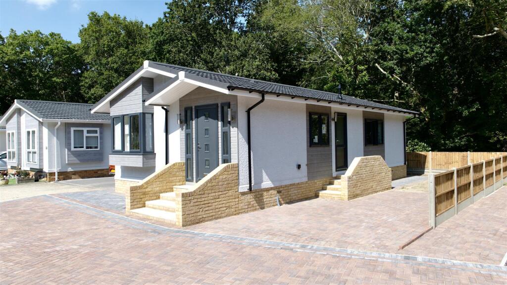 2-bed caravan on Havenwood, Arundel, £235,000