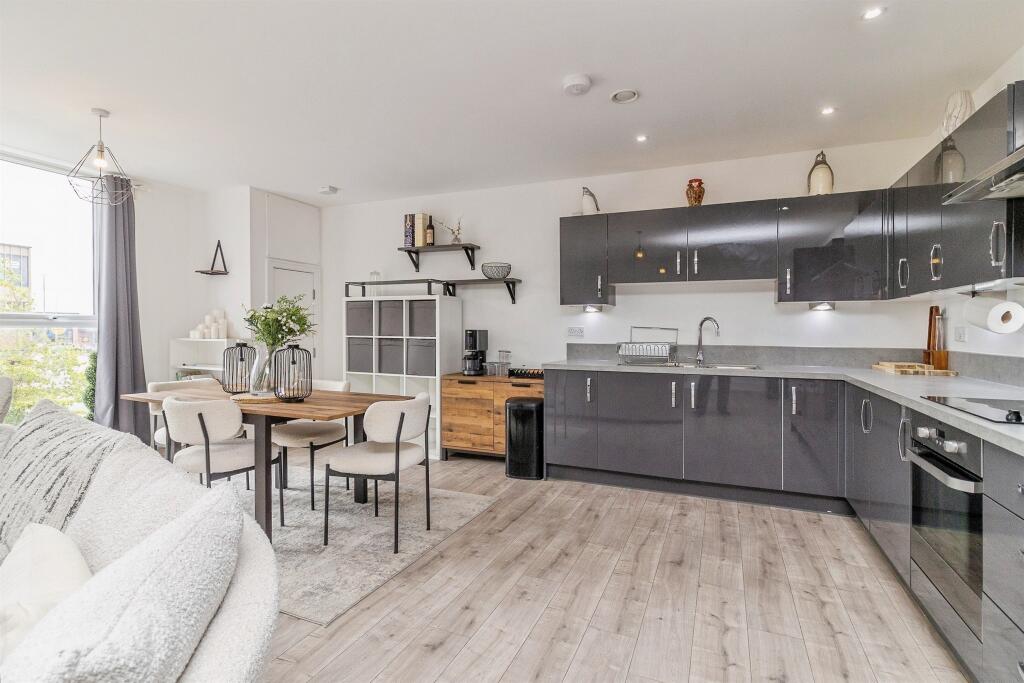 Apartment in Milton Keynes, Brooklands, Broughton and Milton Keynes - View 3