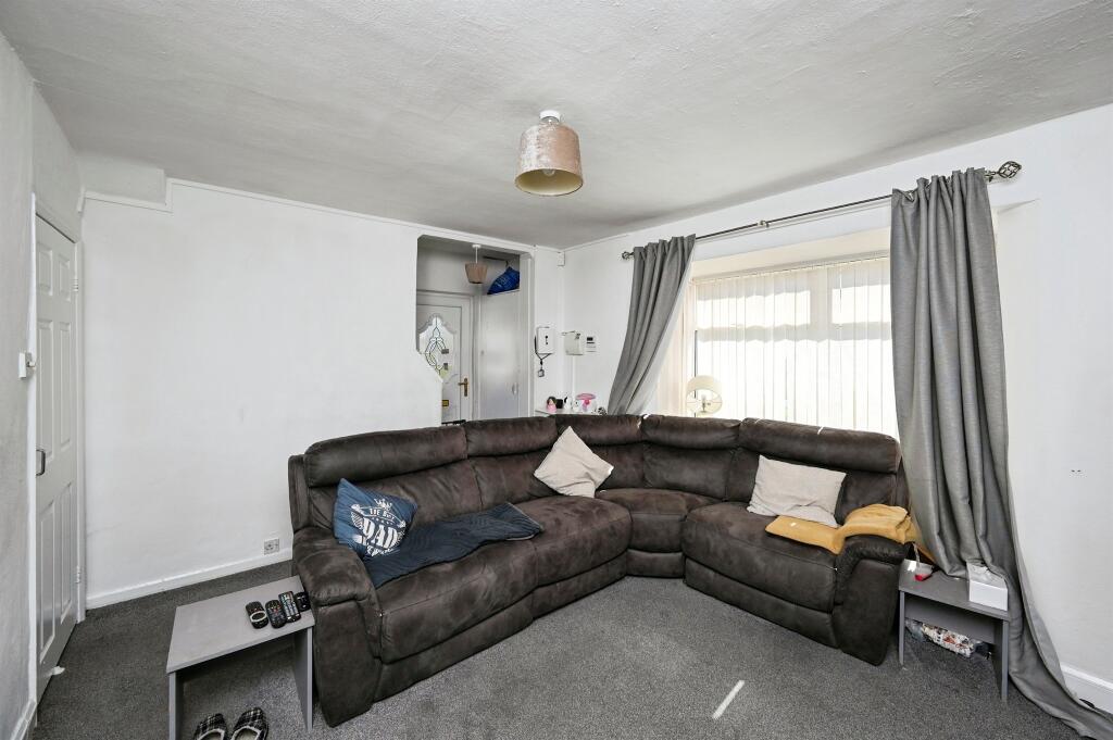 Longford Crescent, Nottingham - More
