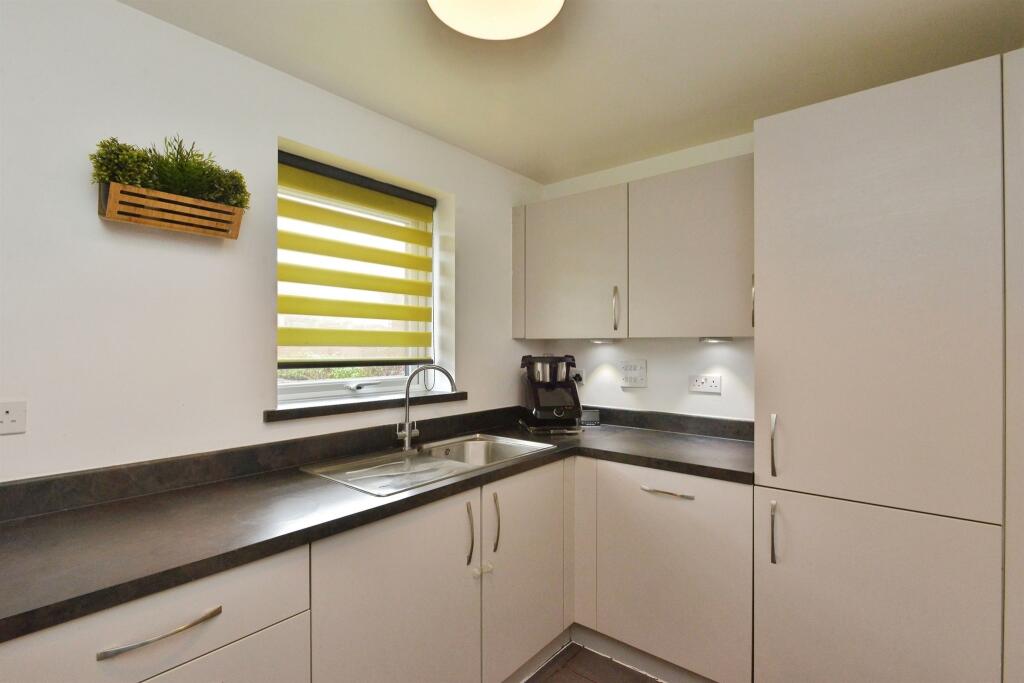 Apartment in Milton Keynes, Fairfields - More