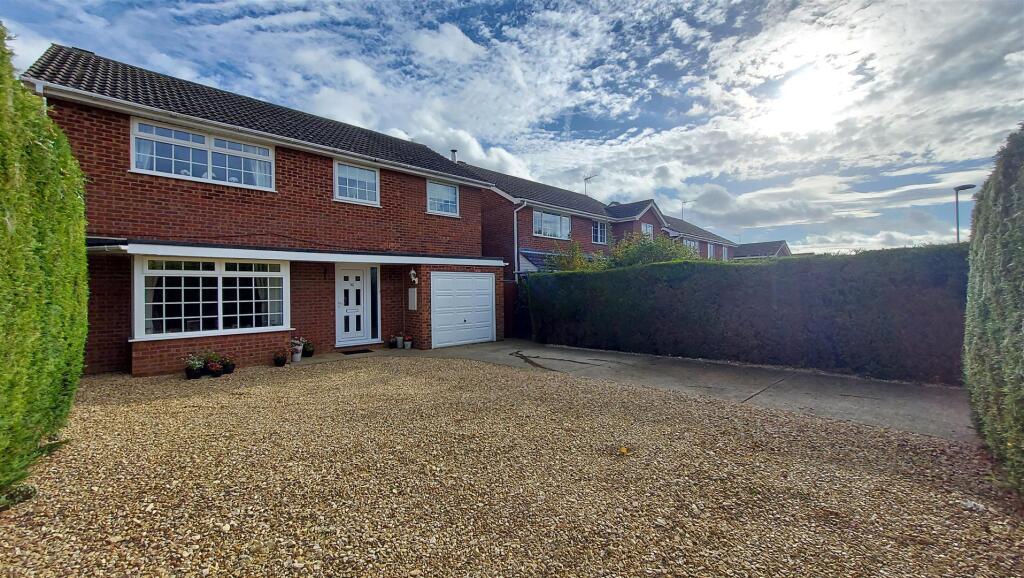 5-bed detached on Broadlands Avenue, Bourne, £350,000