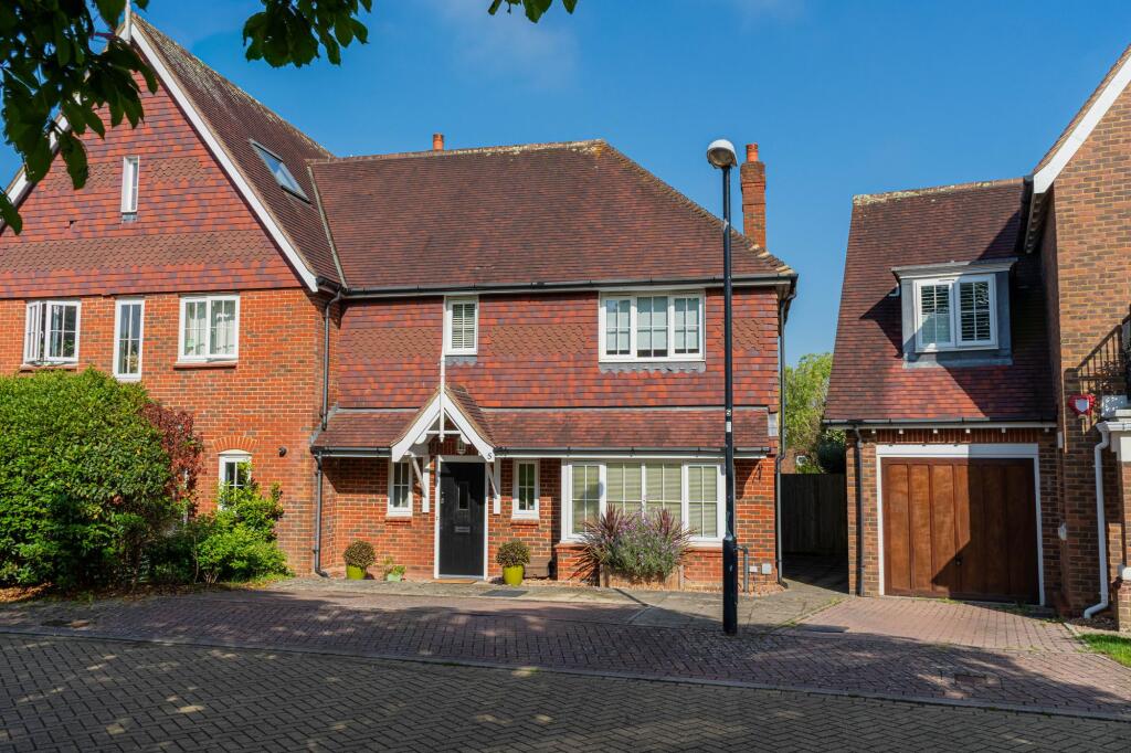 3-bed semi-detached on Kingfisher Drive, Haywards Heath, RH16, £450,000