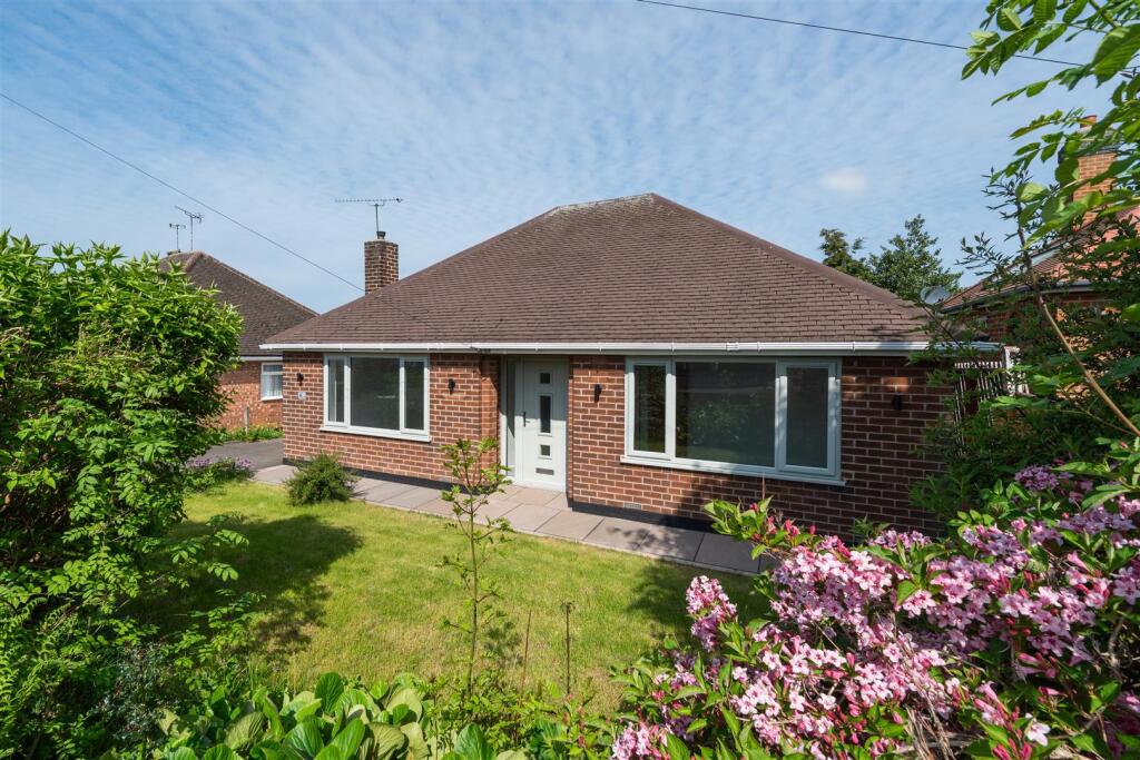 2-bed detached on Castleton Avenue, Riddings, Alfreton, £240,000