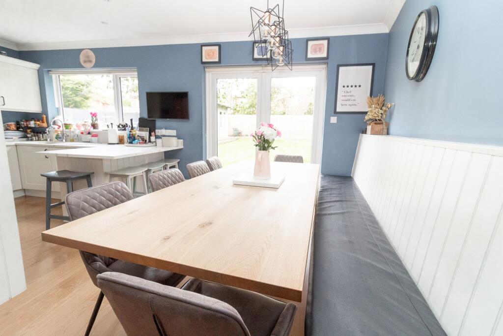 House in Edgware, Broadfields, London Borough of Barnet - More
