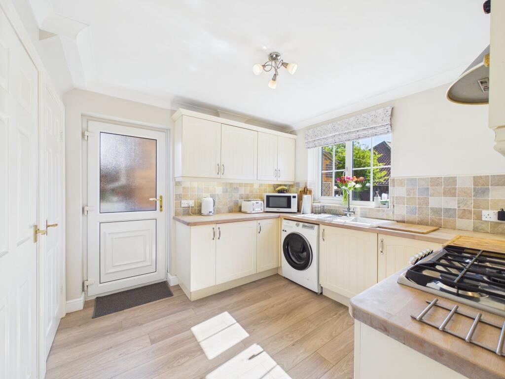 5 Manor Close, Nafferton, Driffield, YO25 4HG photo 3