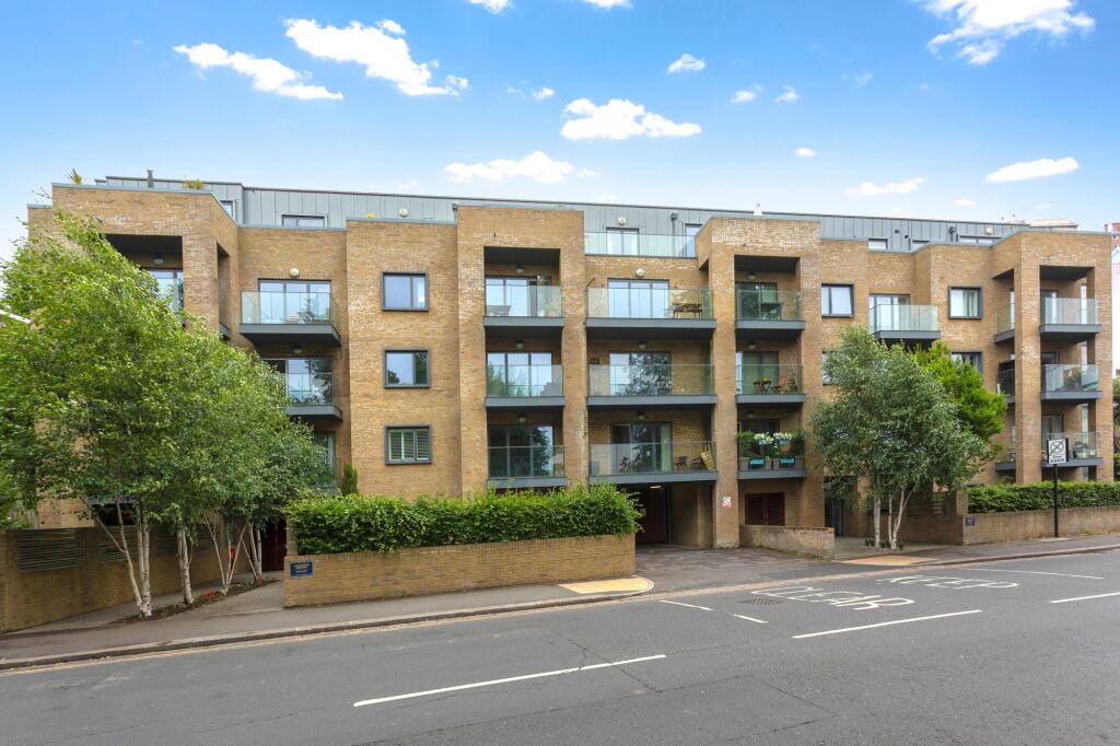 1-bed flat on Goldstone Crescent, Park House, BN3, £290,000