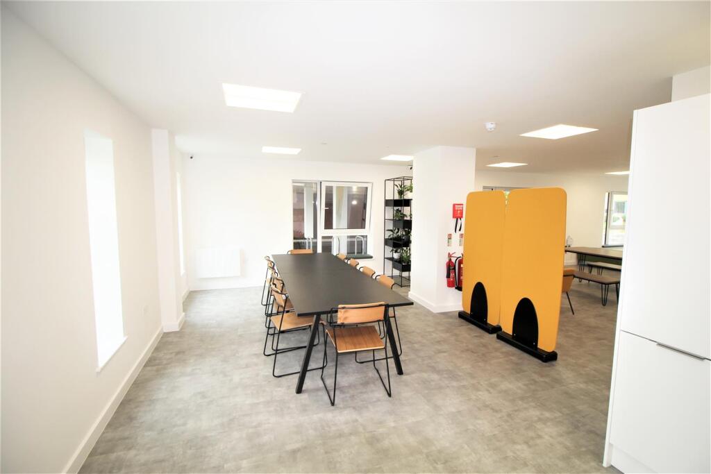 Apartment in Redhill - More
