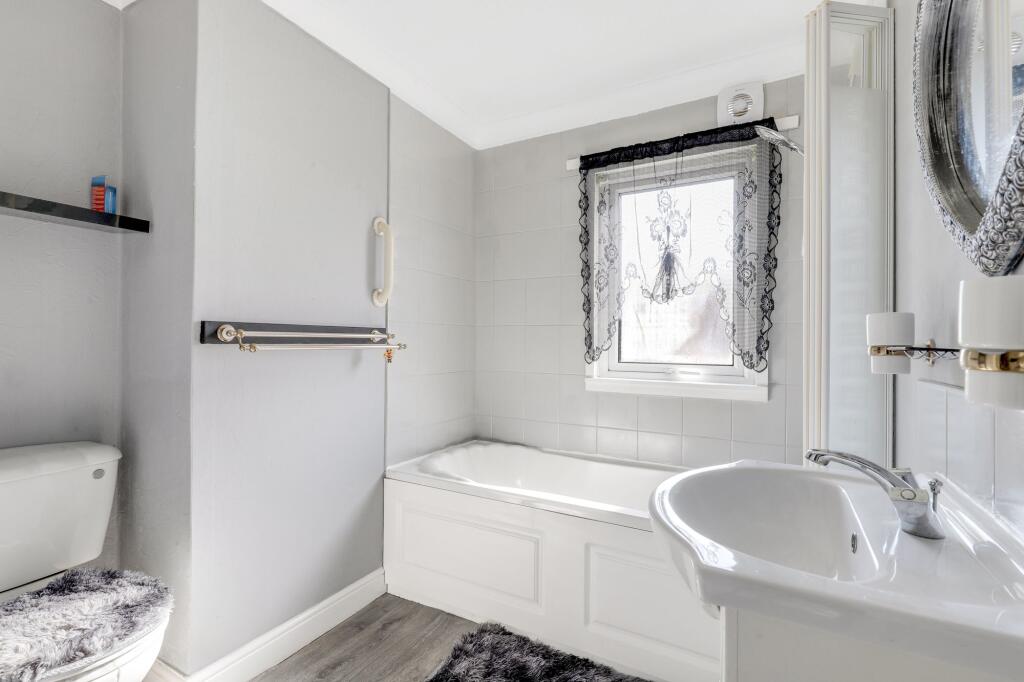 House in Gedling, Lakeside View, Woodborough - More