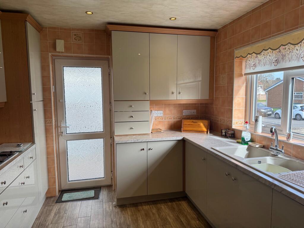 Curzon Drive, Worksop photo 5