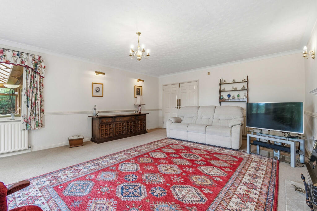 House in Rushden, North Northamptonshire - More
