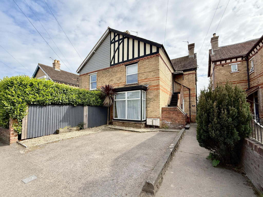 2-bed flat on Greenway Road, Taunton, Somerset, TA2, £195,000