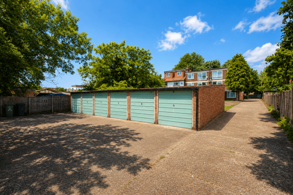 Apartment in London, London Borough of Brent - View 2