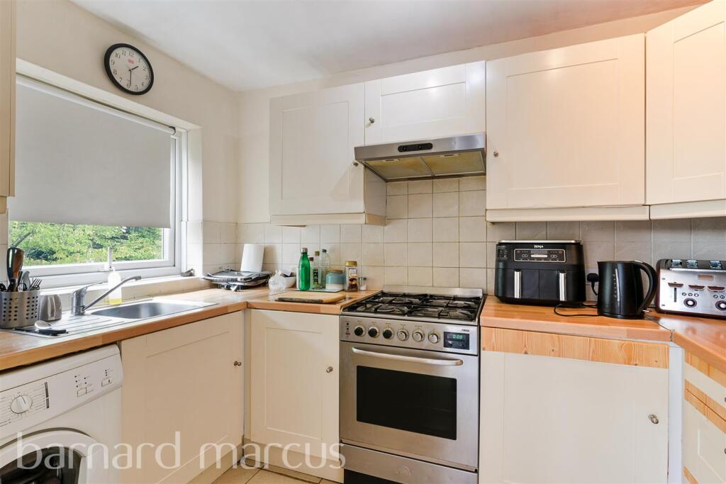 Apartment in London, Ollgar Close Estate, Shepherd's Bush - View 4