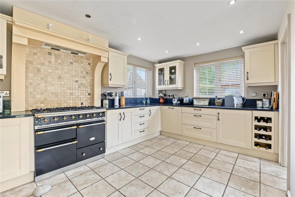 House in Hertford, Watton-at-Stone - More
