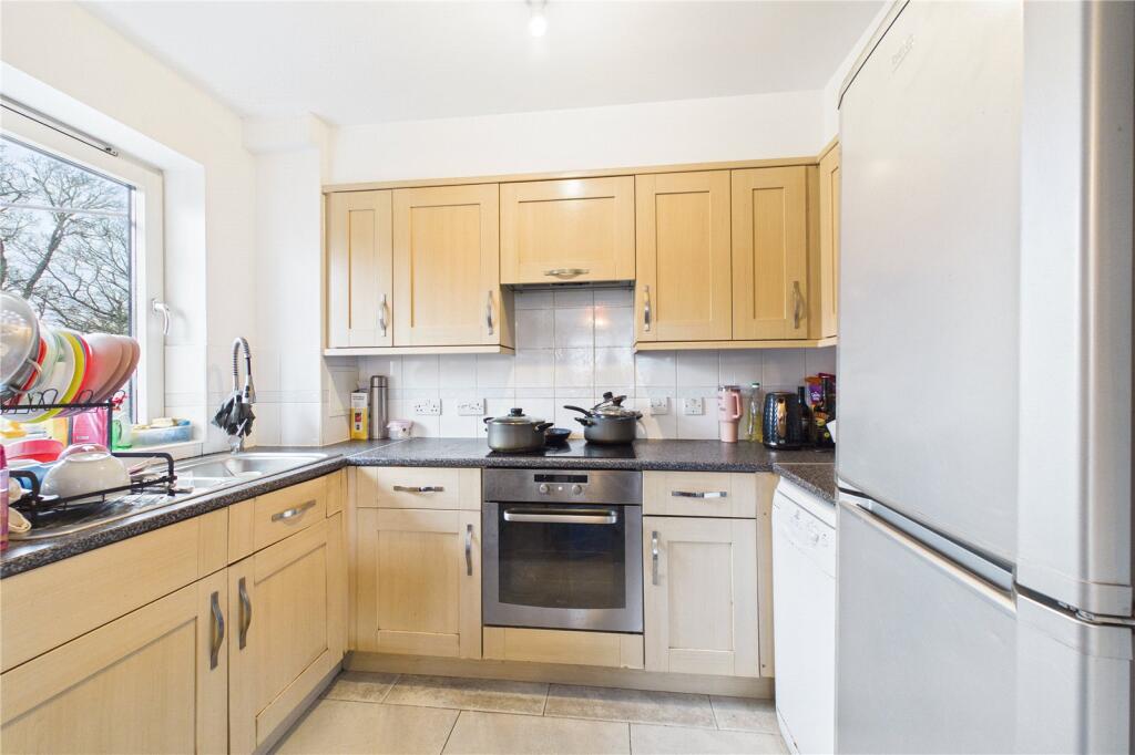 Apartment in Crawley, West Sussex - View 3
