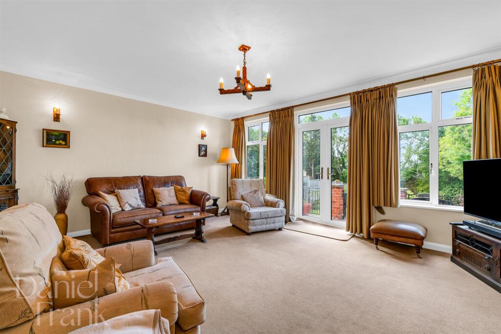 House in Epping Forest, Loughton - More
