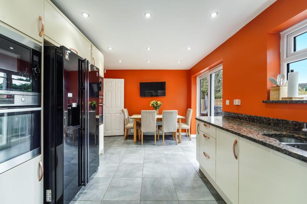 House in Reigate and Banstead, Tadworth - More