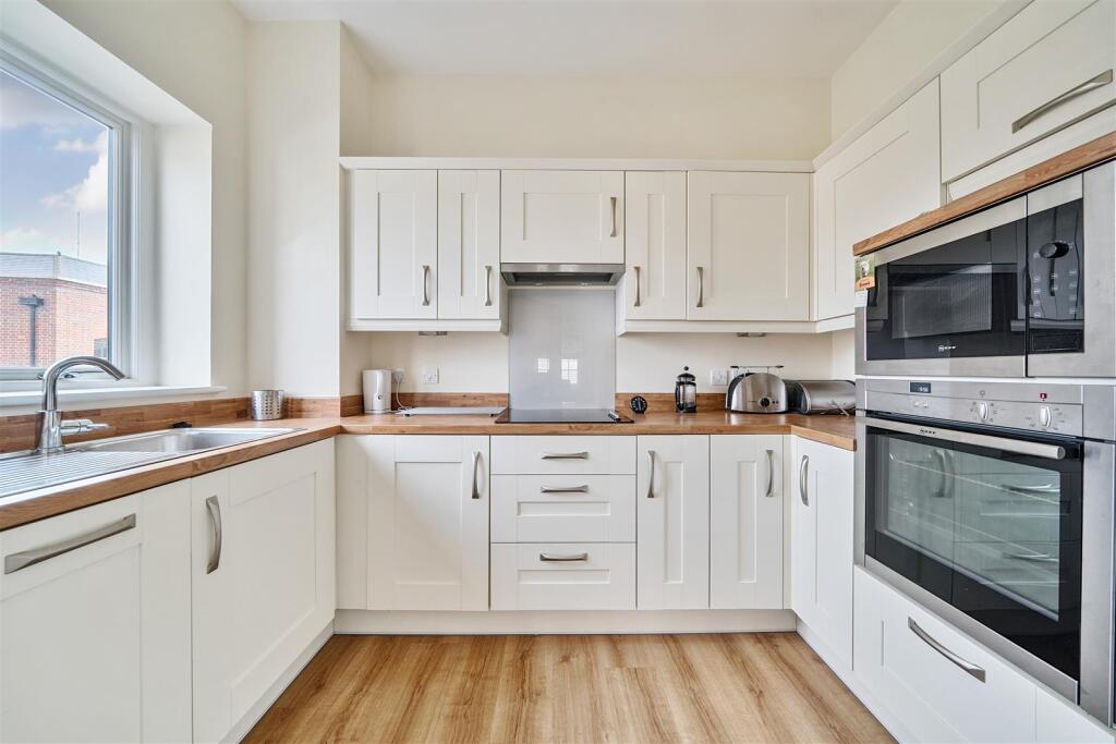 Bowes Lyon Place, Poundbury, Dorchester photo 4