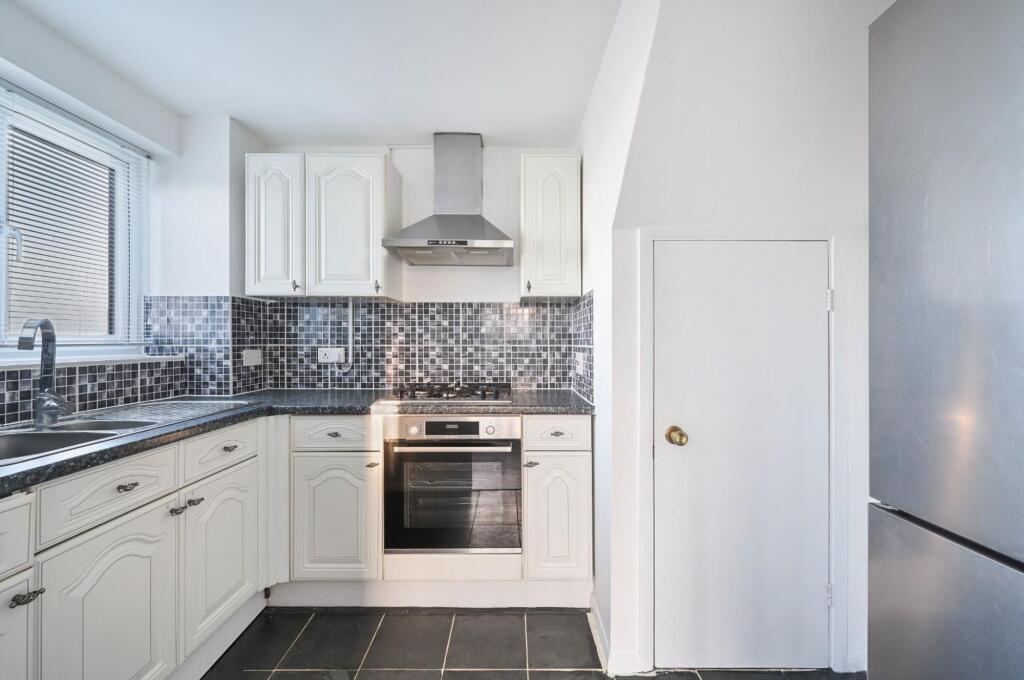 Morston Close, Tadworth, KT20 photo 4