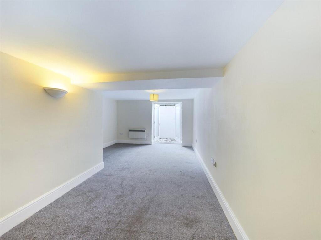 Queens Hotel Apartments, Front Street, Pontefract, WF8 photo 2