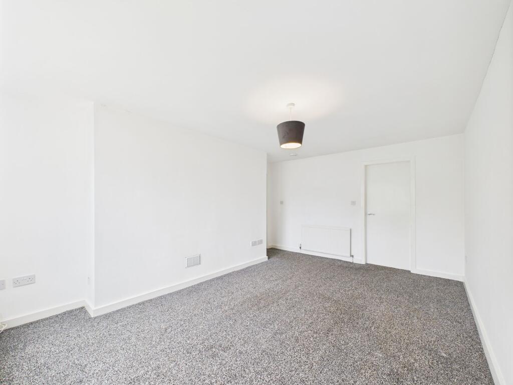 Apartment in East Kilbride, Whitemoss, The Village - View 4