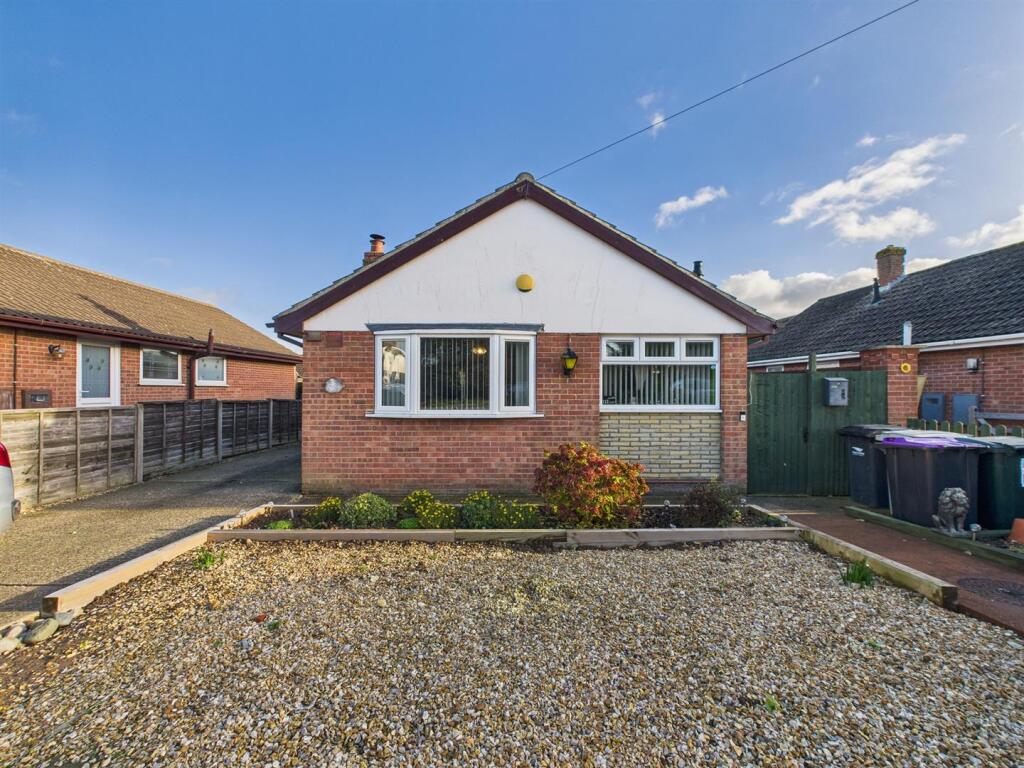 2-bed bungalow on Golf Road, Mablethorpe, £175,000