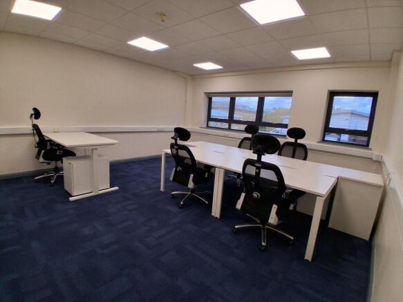 Furnished office unit 90