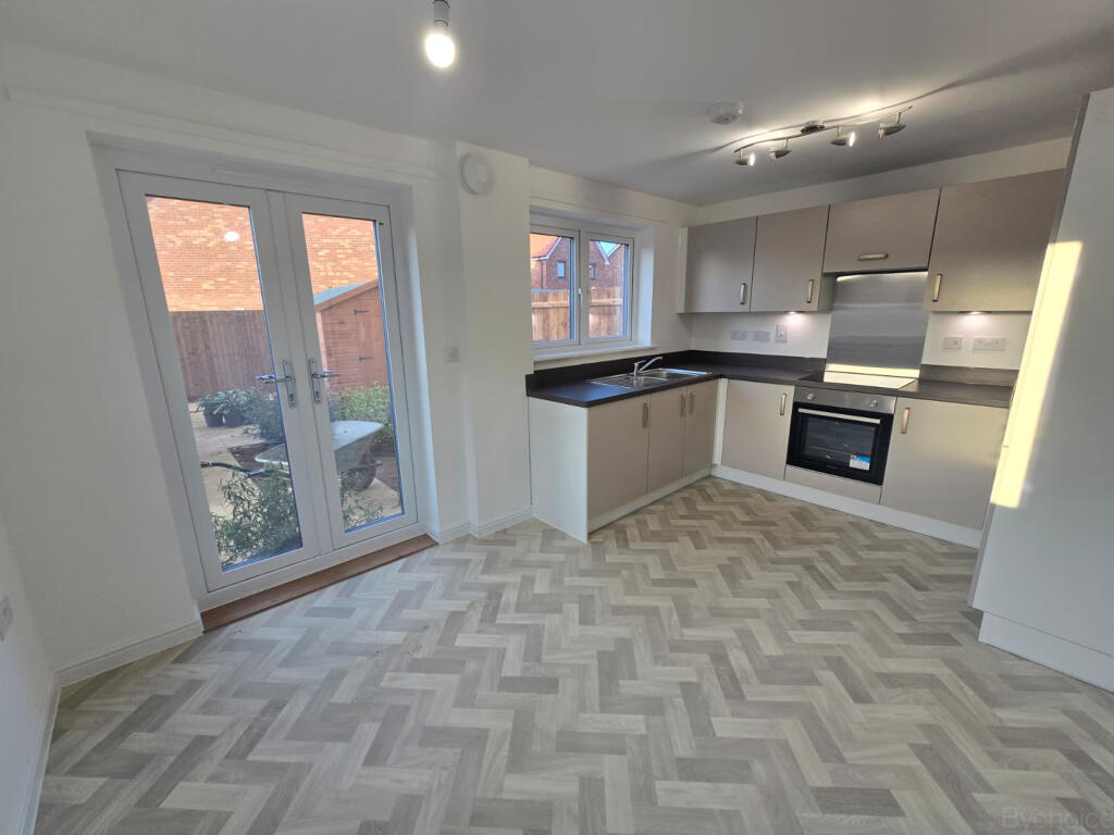Phillips Crescent, Martlesham Heath, Ipswich, Suffolk photo 3