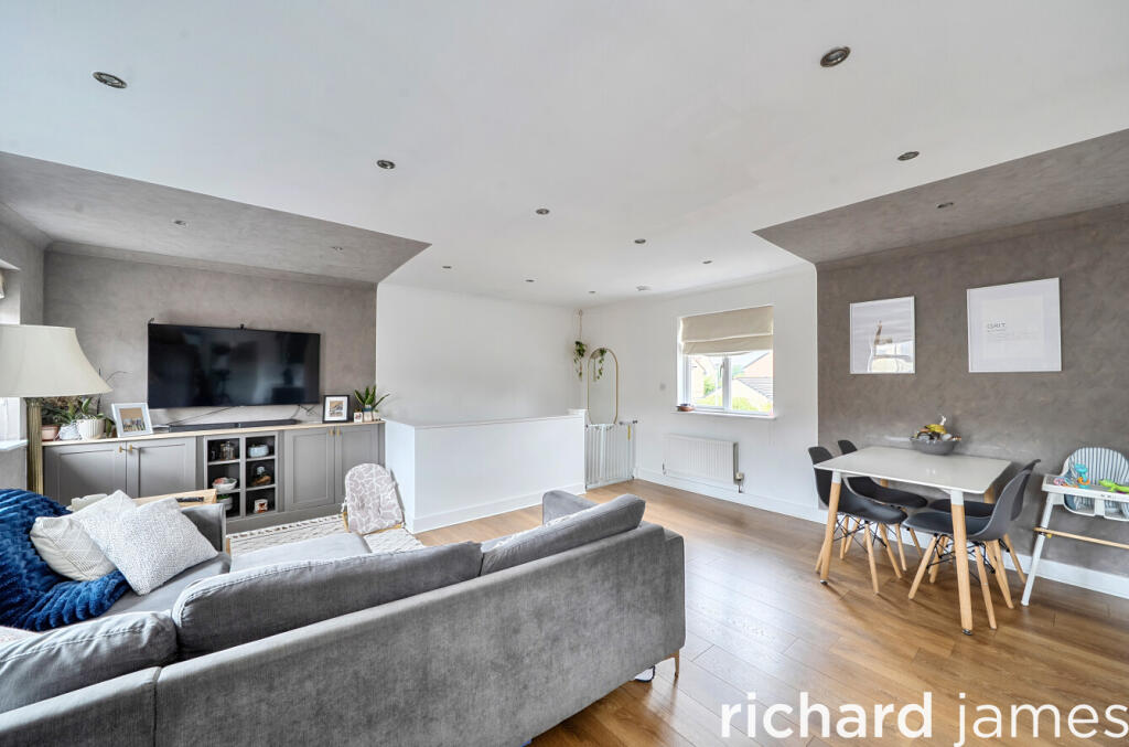St Austell Way, Swindon, SN2 photo 4