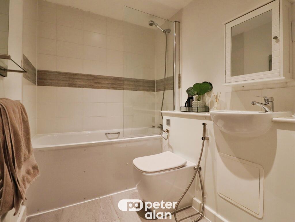 Apartment in Cardiff, Cathays - View 4