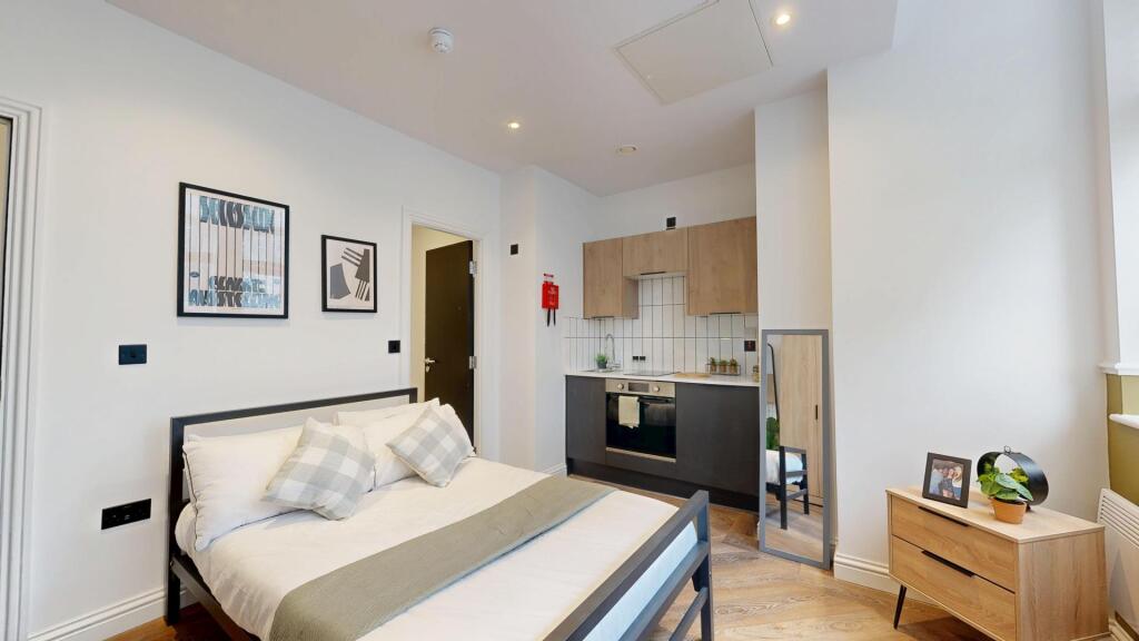 House in Manchester, Curry Mile, Rusholme - View 3
