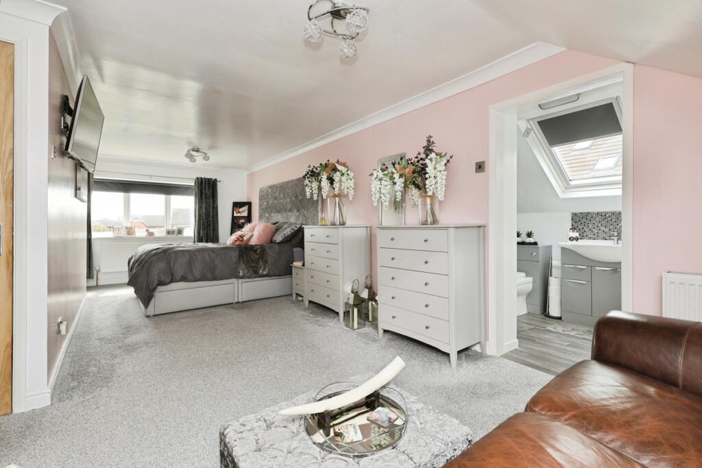 House in Rotherham, Dinnington St. John's - More