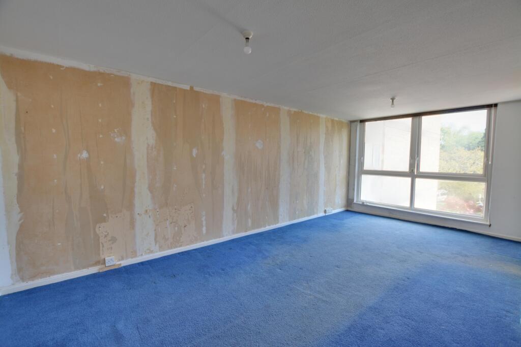 Milton Mount Avenue, Pound Hill, RH10 photo 3