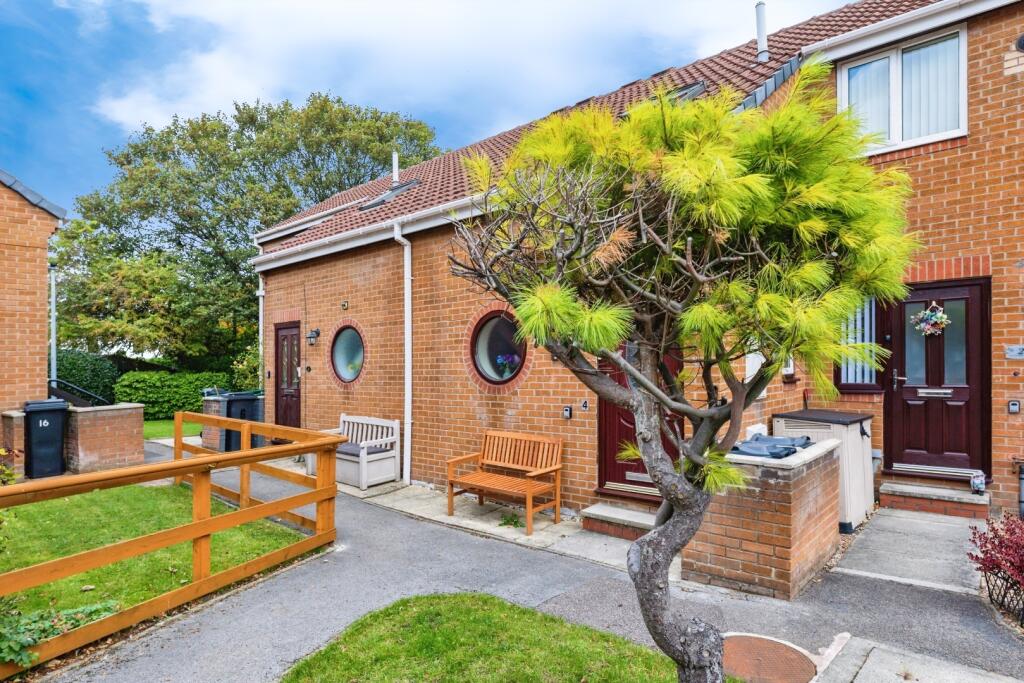 2-bed flat on Mortomley Hall Gardens, High Green, Sheffield, £120,000