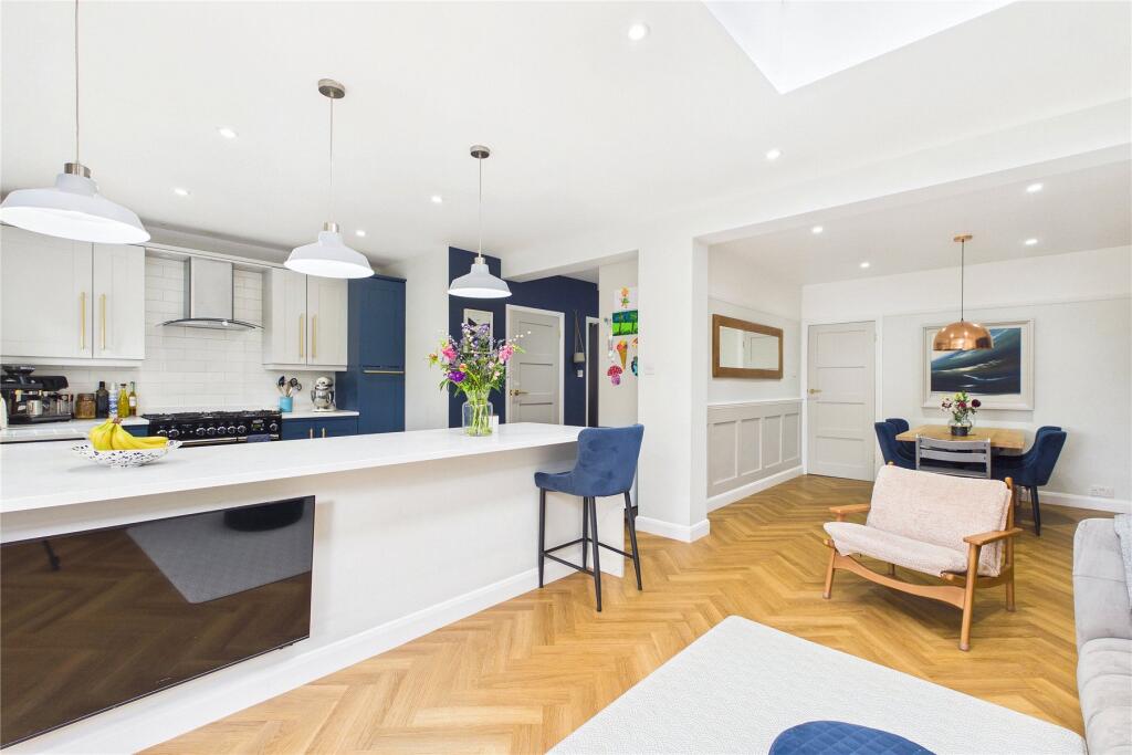 Rosehill Avenue, Horsell, Surrey, GU21 photo 4