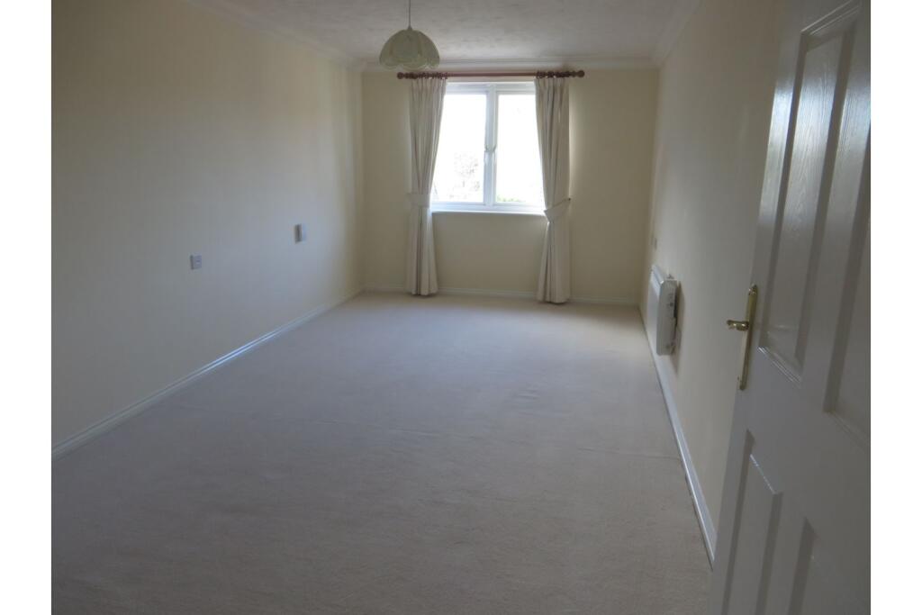 Station Road, Addlestone, KT15 - More