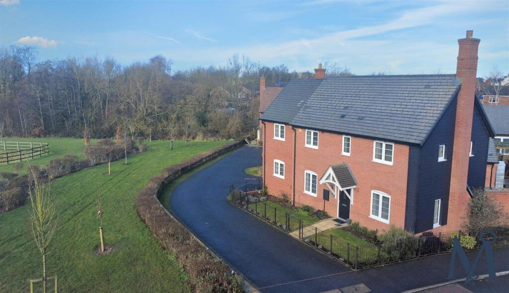 3-bed detached on Thomas Harley Close, Hugglescote, Coalville, £335,000