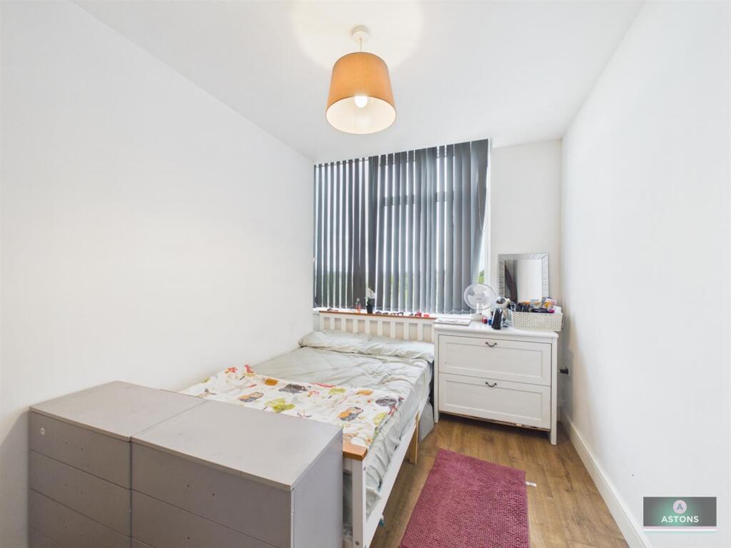 Apartment in Crawley, Lowfield Heath - View 5